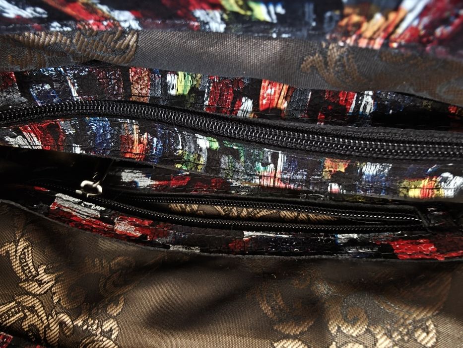 Дамска чанта от естествена кожа с ефектен принт