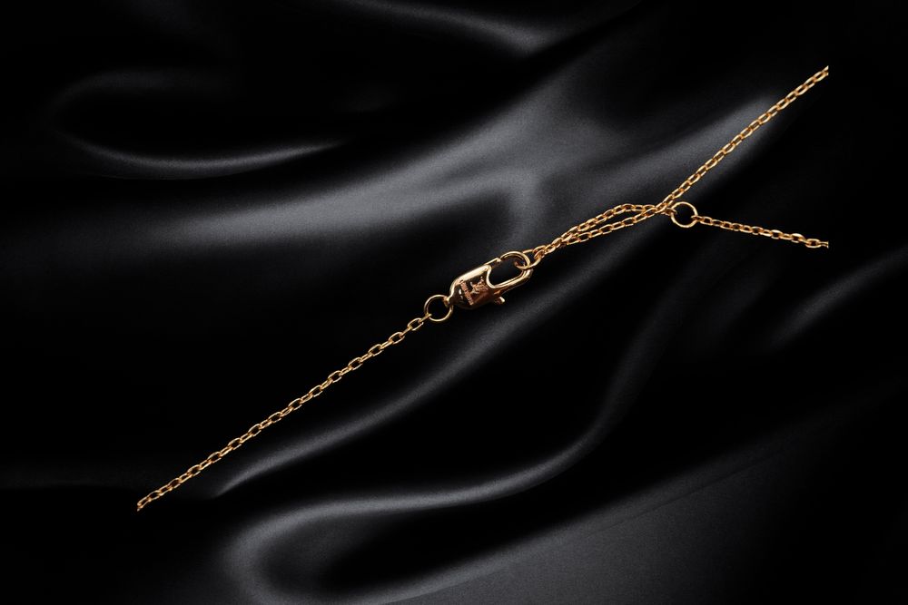 Lantisor Louis Vuitton, placat aur 18k