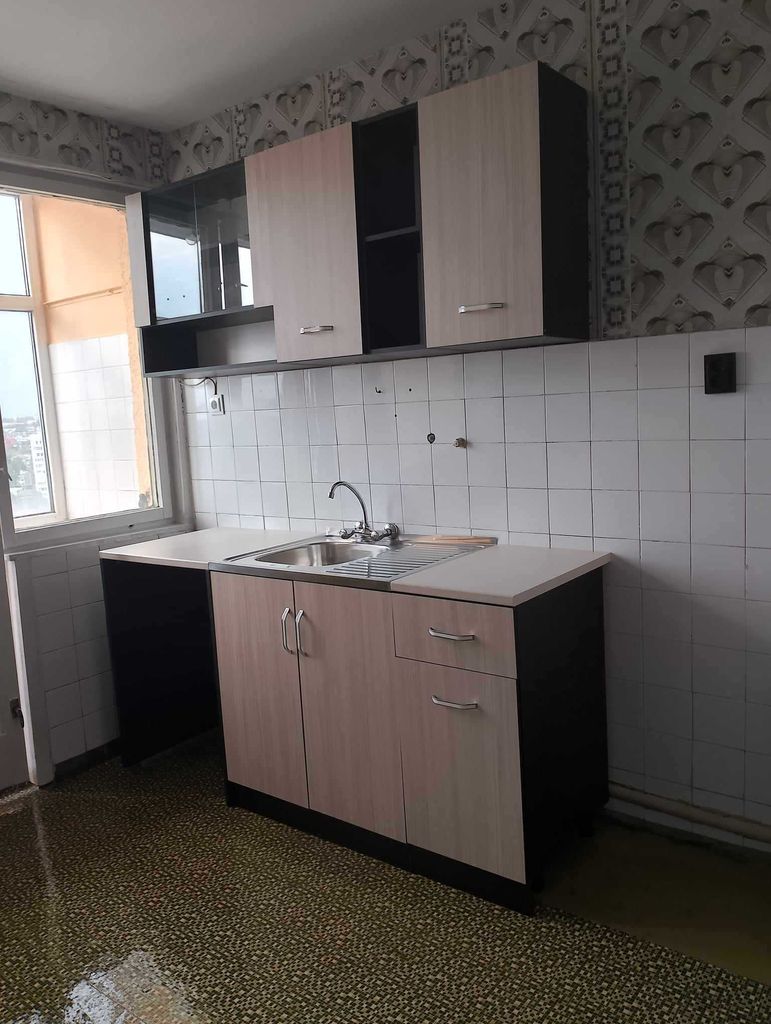 Дава се под наем Тристаен апартамент в Добрич, Център - 100 кв.м за 280.5 € - Снимка #2