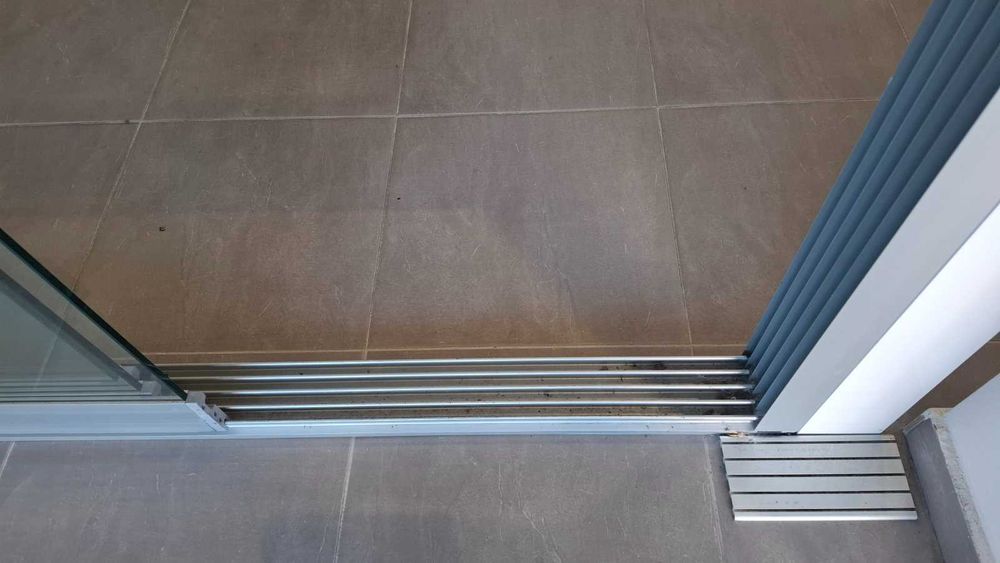 Плъзгане от 10мм закалено стъкло