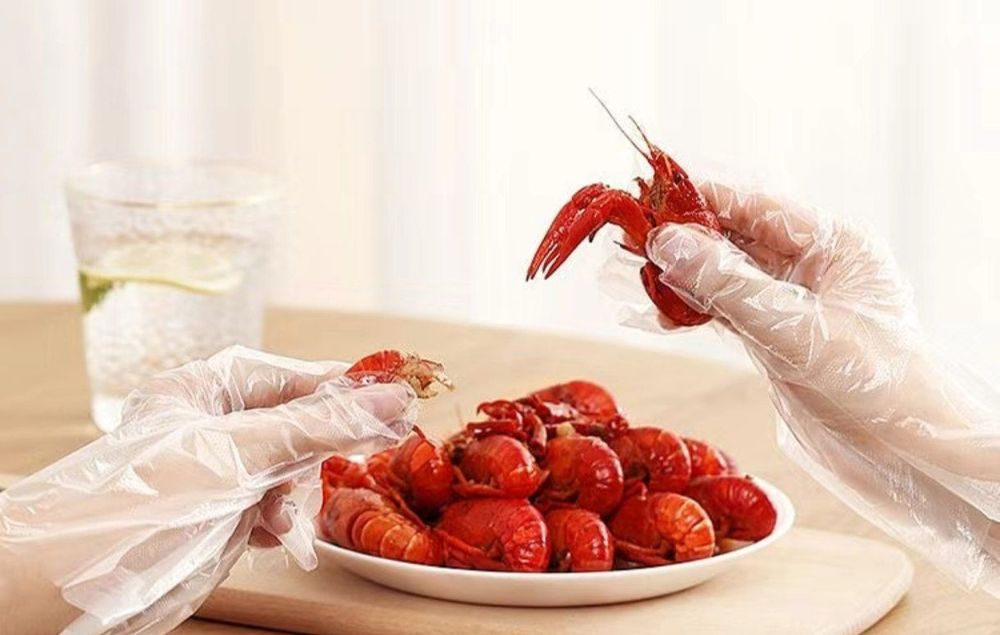 Одноразовые перчатки в упаковке.