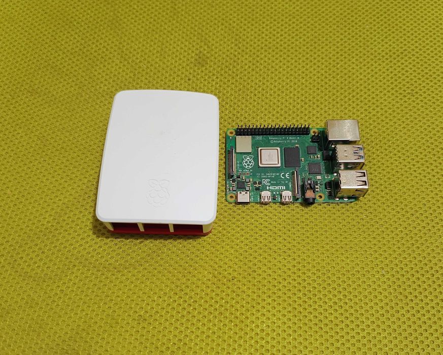 placa de dezvoltare Raspberry Pi 4 - 2GB + carcasa originala