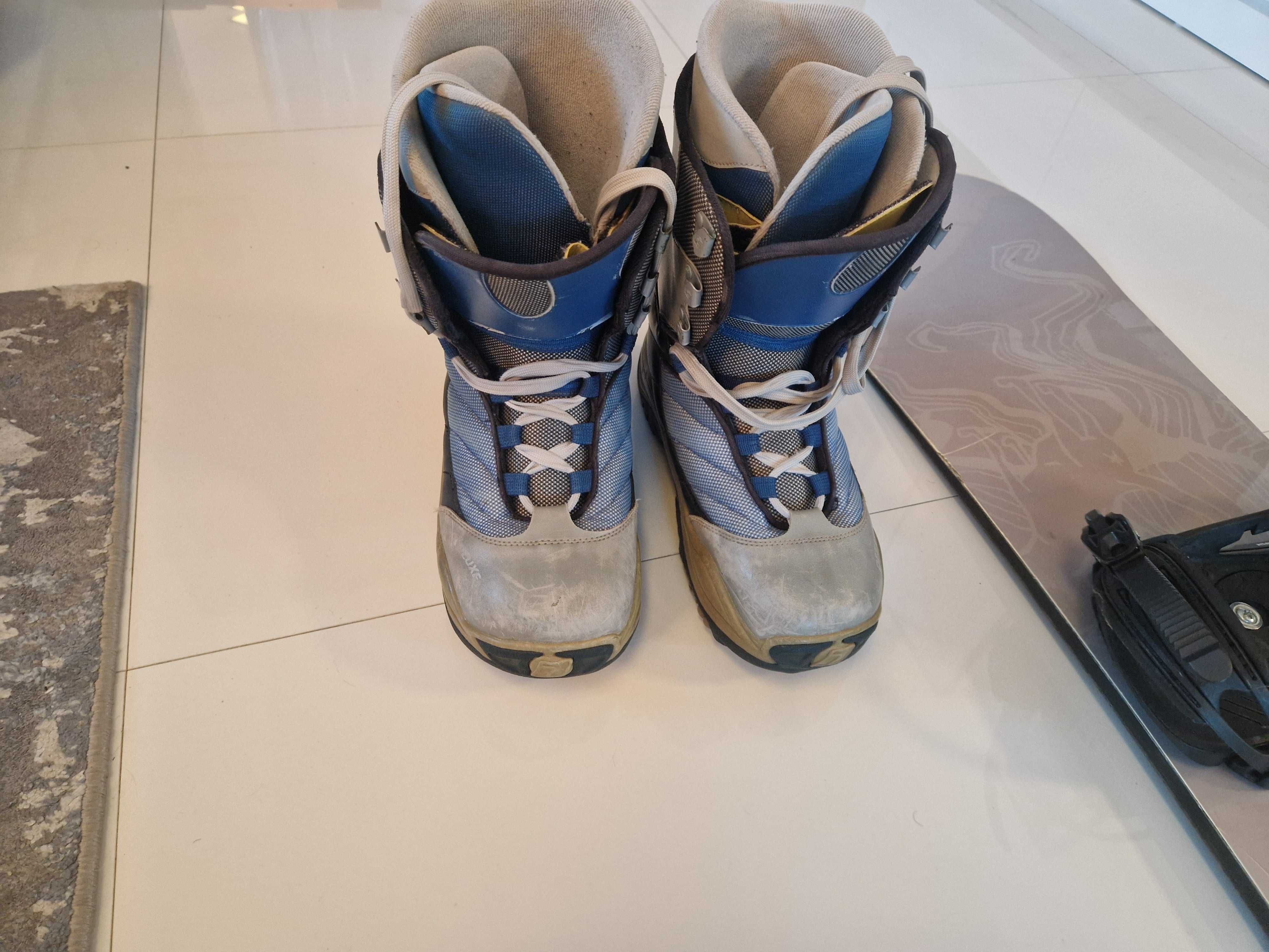 Vând placă snowboard cu legături si boți. Patine clasice, nefolosite.
