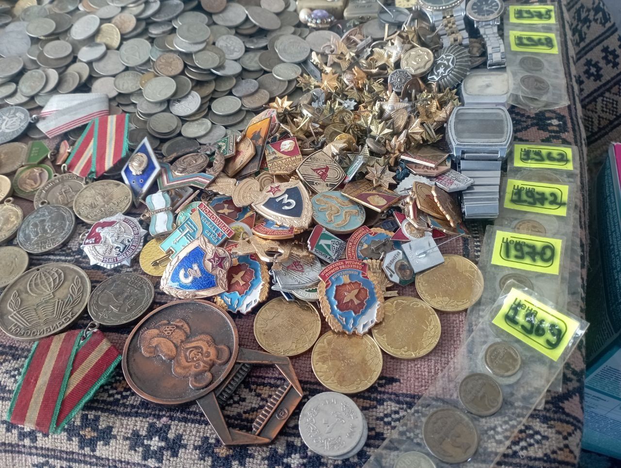 Tangalar va medallar zinachoklar soatlar va antikvar narsalar hammasi