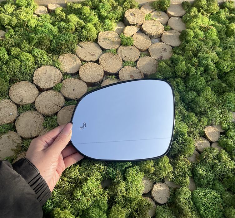 Зеркальный элемент на Toyota Rav 4 левое водительская сторона