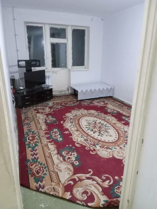 Срочно сдаётся 1 ком квартира в чирчике 1 мкн 2 этаж зади базара