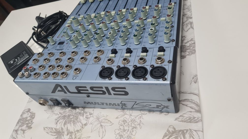 Mixer Alesis cu efecte voci