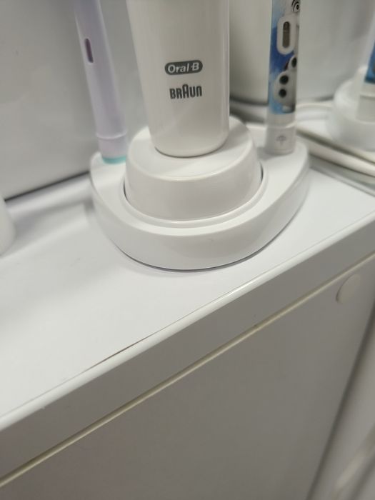 Suport pentru periuță, nou, sigilat și încărcător Braun