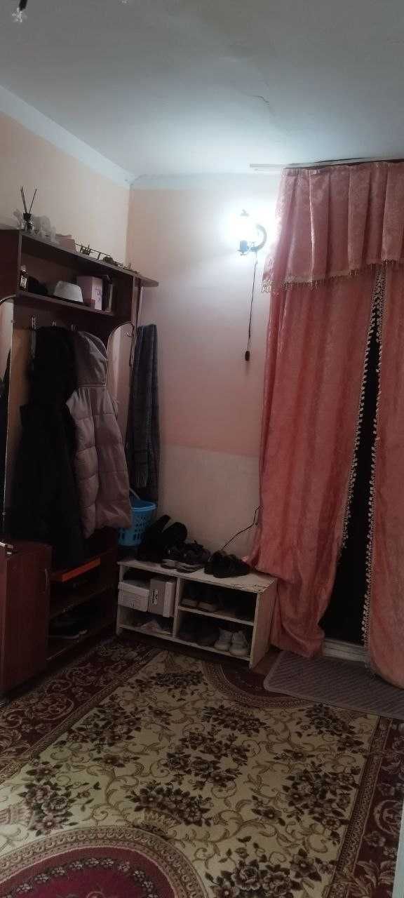 Продаю в 3 ом микрорайоне 2 этаж. 3 х комнатный кв.