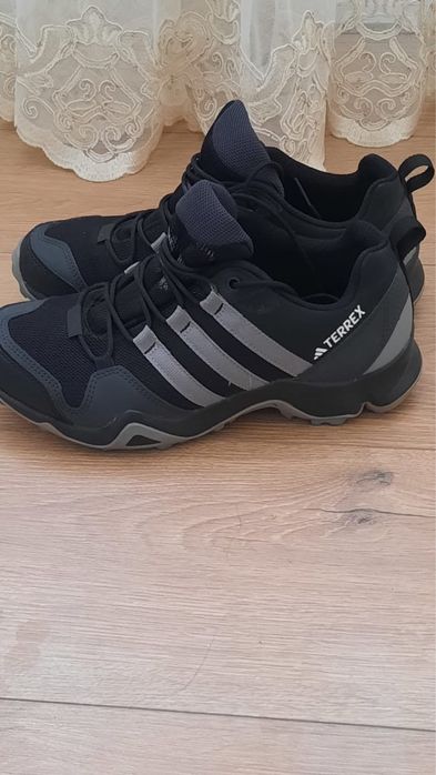 Продам женские кроссовки Адидас!