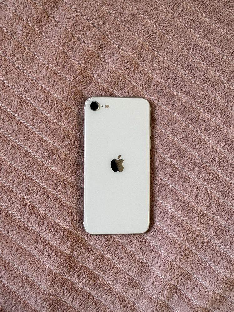 Продаю iPhone SE 2020 на 64ГБ в белом цвете, б/у