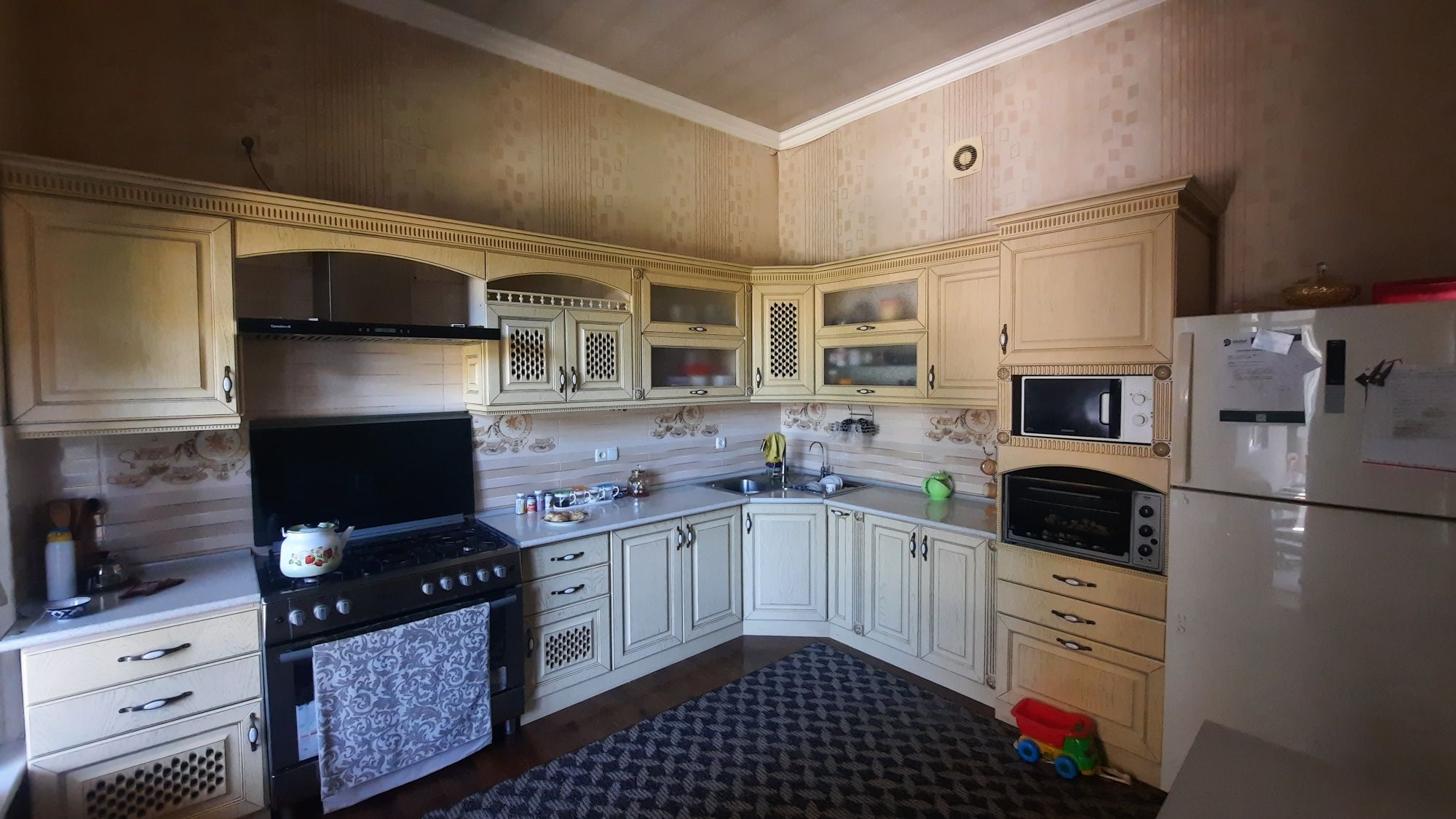 Срочно!!! Продается!!! Кухонный мебель со всеми техниками.