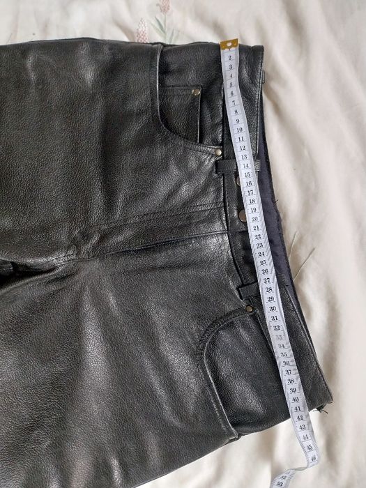 Pantaloni de piele mărimea aprox. 42.