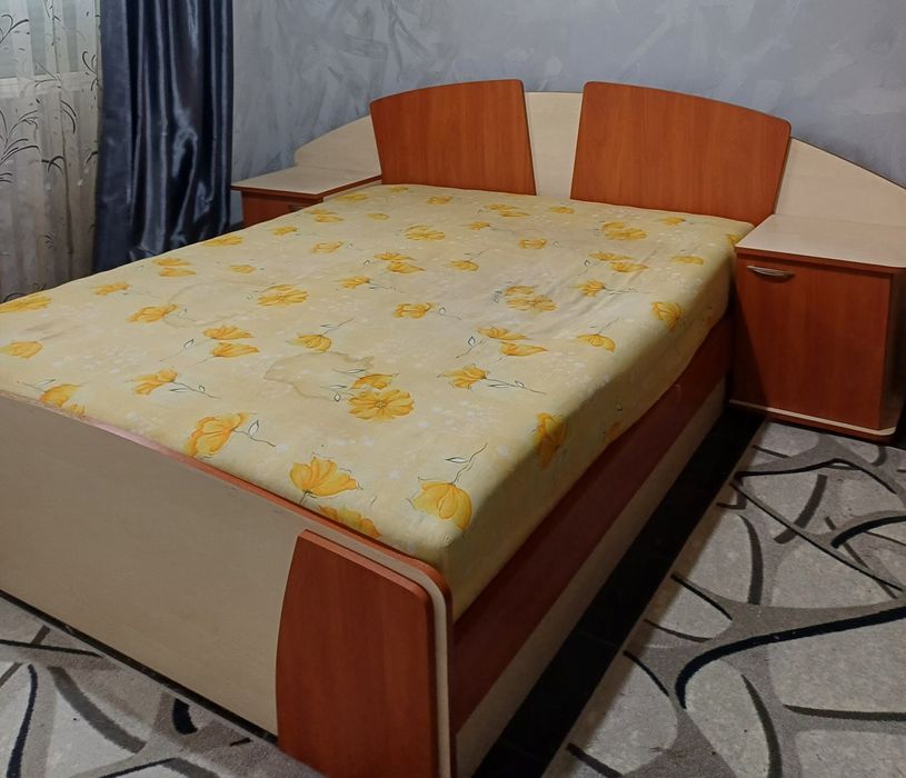 Спалня с повдигащ механизъм, матрак и две нощни шкафчета