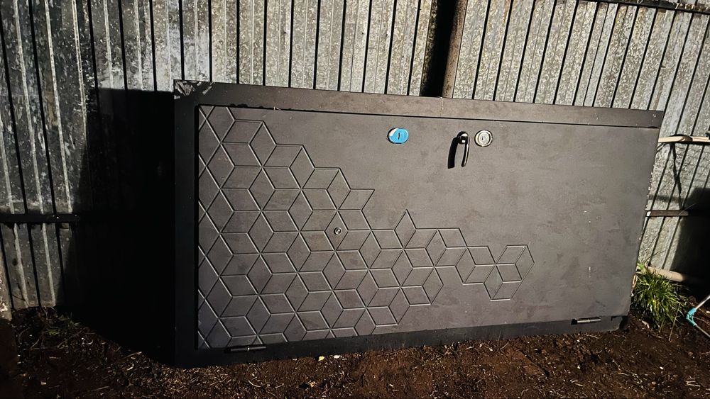 Железный дверь входной