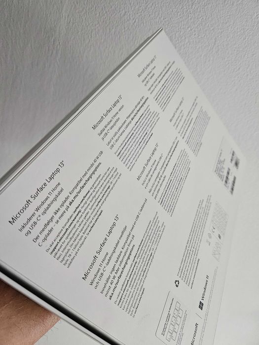 Microsoft Surface x plus snapdragon sigilat la cutie.