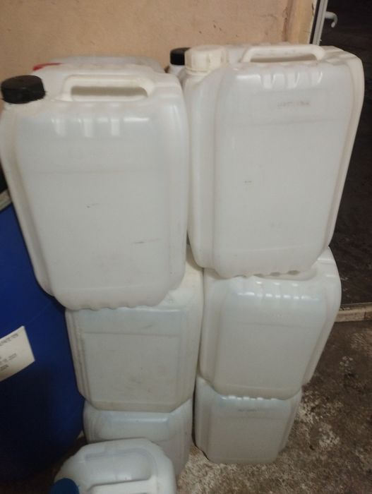 Пластиковые канистры продаются штук 1.000 тенге 20 л