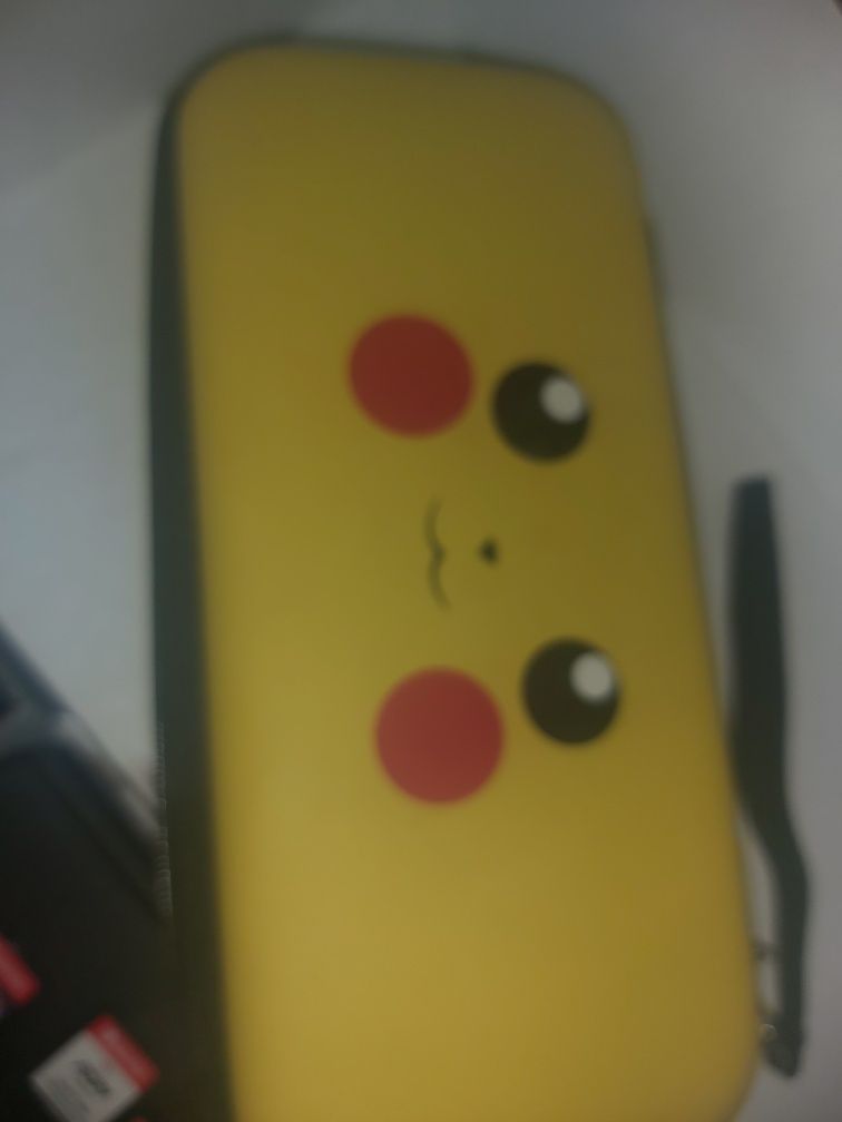 Set Nintendo Switch cu 4 jocuri incluse plus o husa cu pikachu.