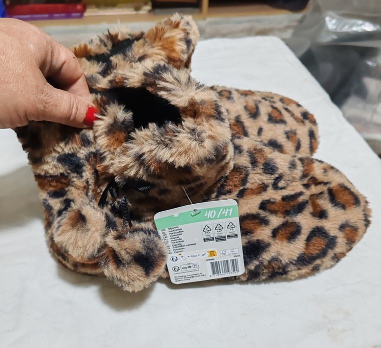 Papuci de casa noi cu eticheta