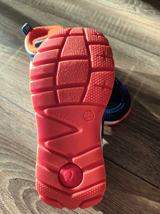 Затворени обувки Elefanten