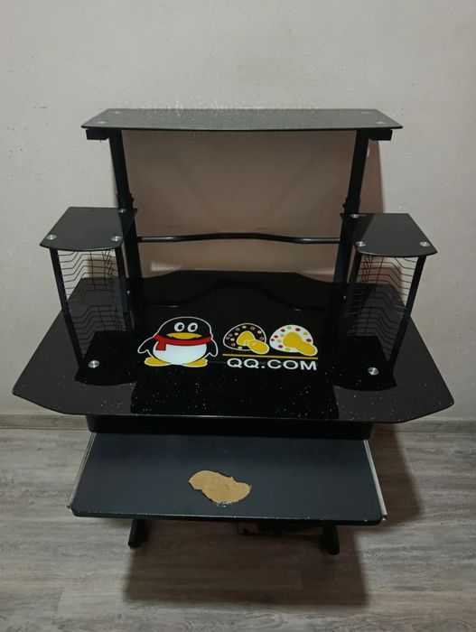 Компьютерный столик и клавиатура