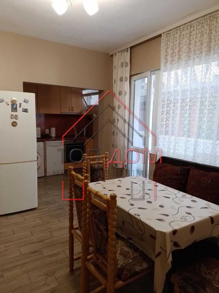 Тристаен! Обзаведен! Център! Първи етаж! Код 66776