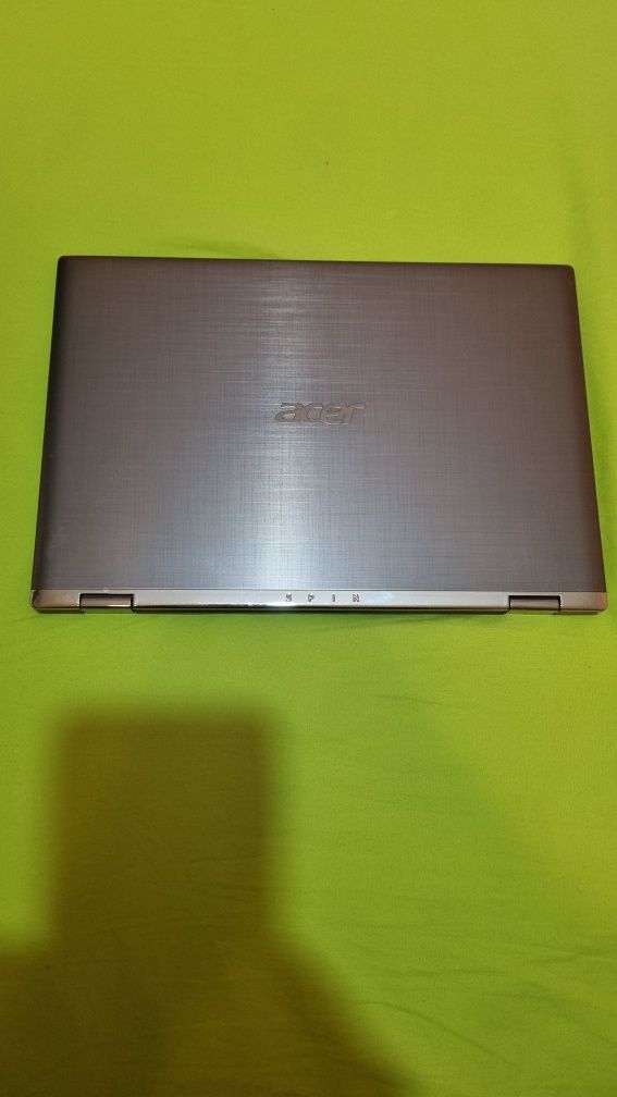 Laptop ACER cu touchscreen