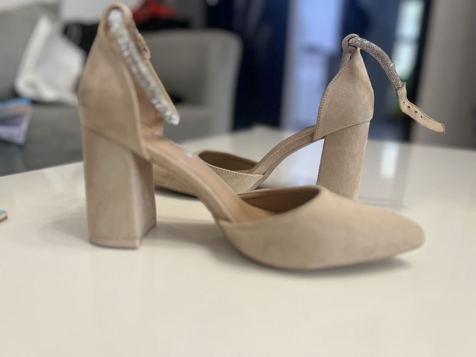 Vand pantofi cu toc, numarul 37