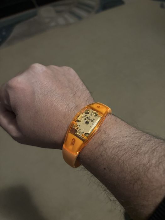 Bratara LED cu 3 moduri de luminozitate pentru petreceri si evenimente