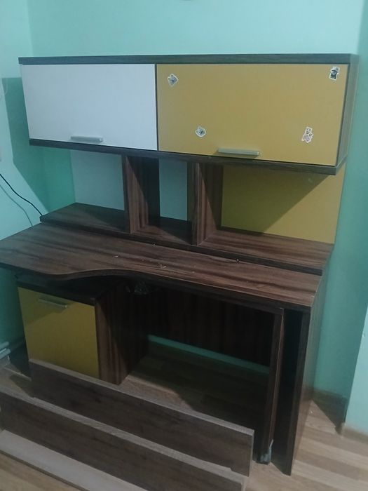 Парта и книжная полка