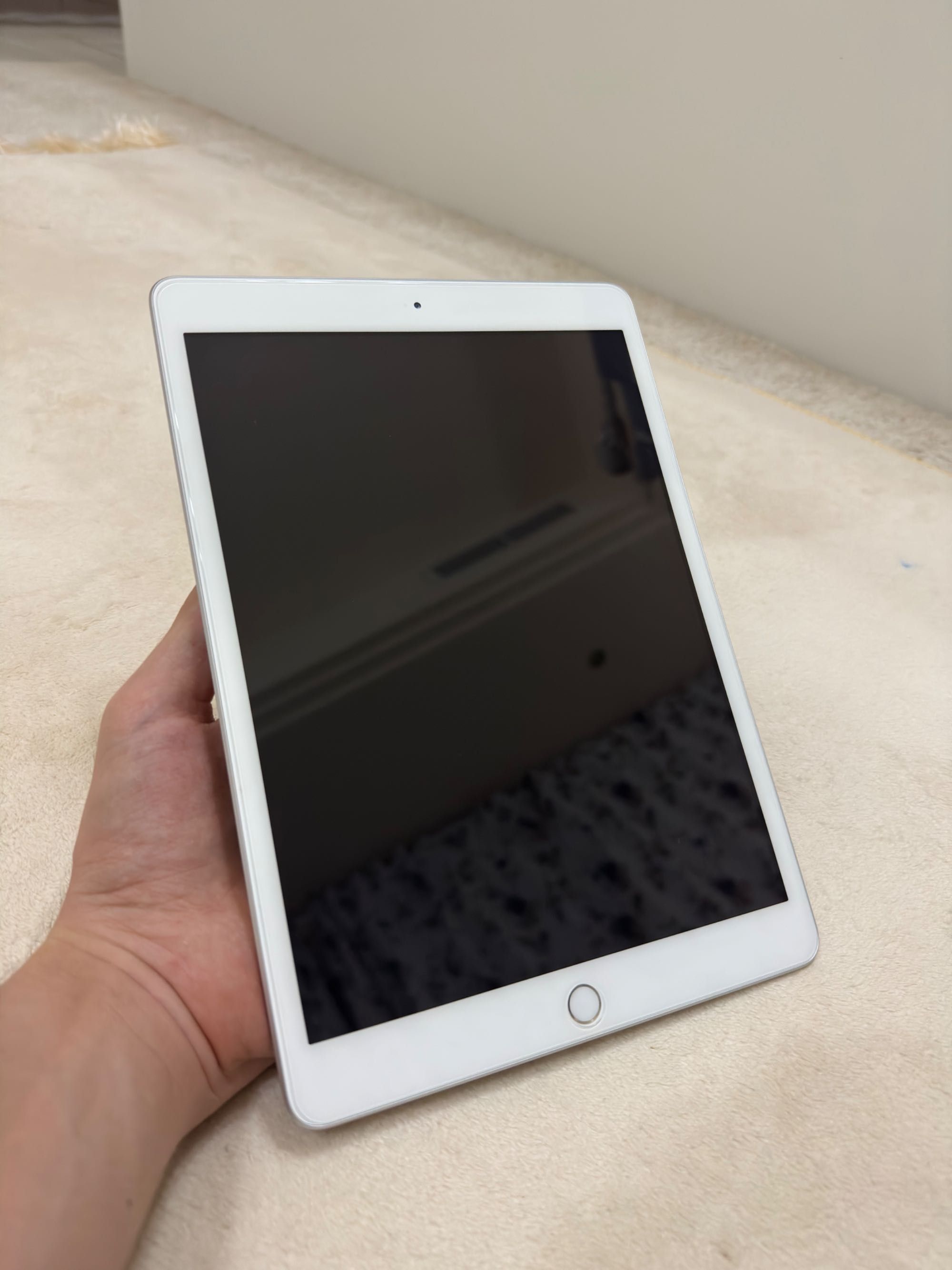 iPad 8 128GB WiFi Silver + Logitech Klaviatura Chexol + Steklo
