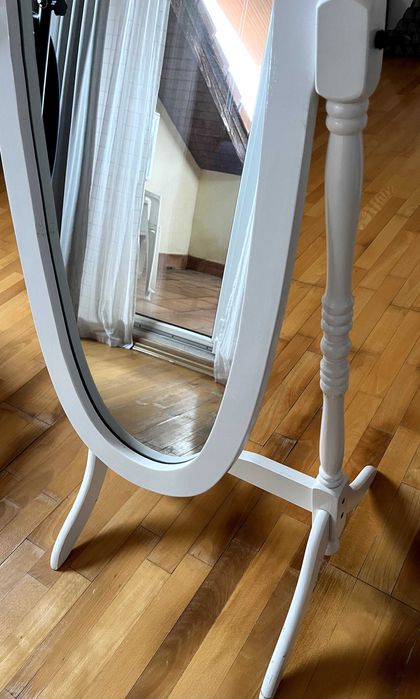 Oglindă ovală cu ramă din lemn alba