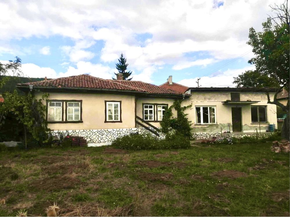 Продавам къща застроена площ 80 кв.м. Двор 775 кв.м