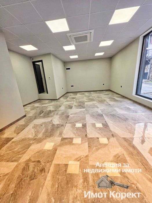 Имот Корект дава под наем Търговско помещение, център