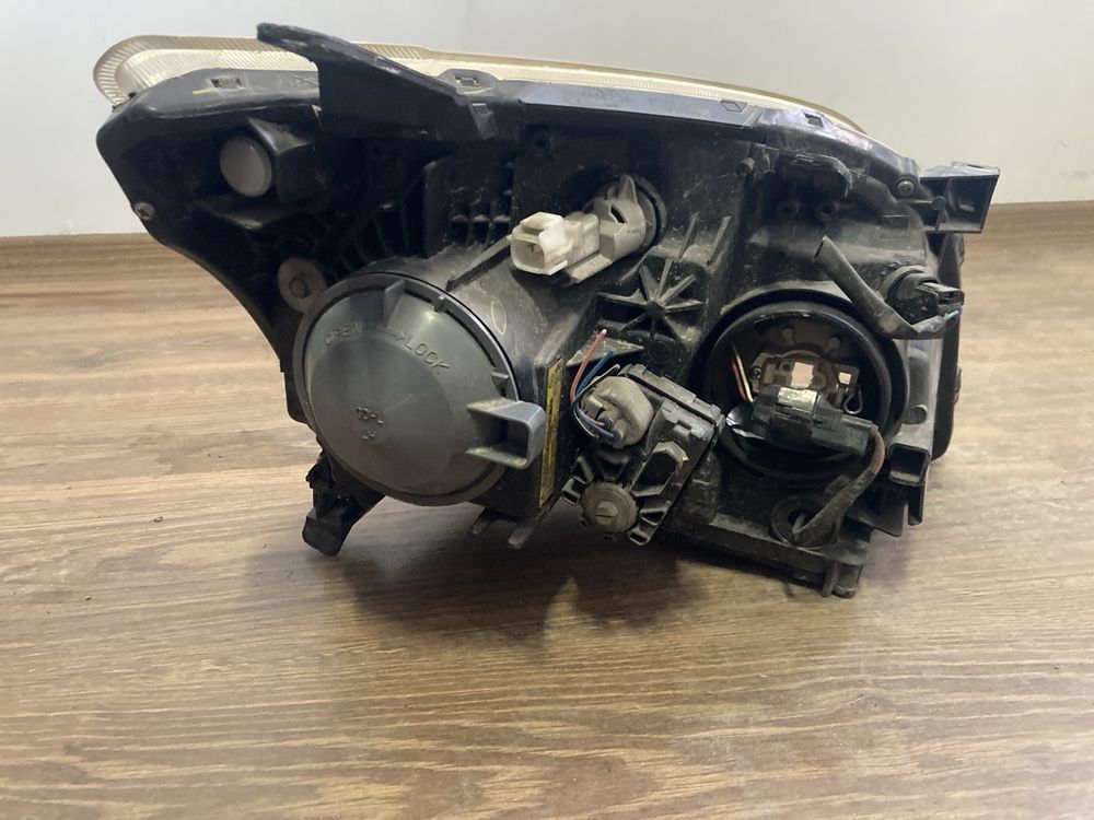 Ляв фар за Toyota Avensis / Тойота Авенсис ксенон 2007г