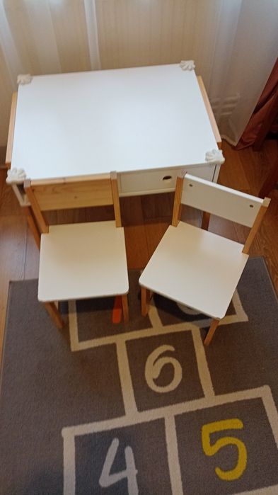 Vând masă cu scaunele