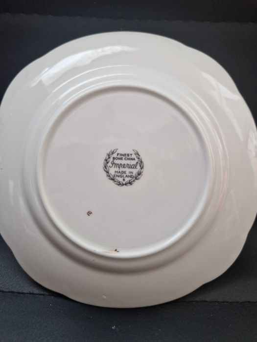 Продавам порцеланови чинийки