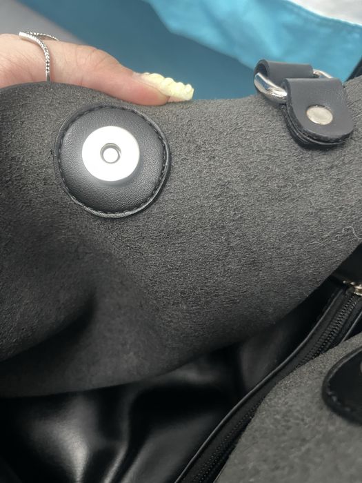 Geanta din piele cu imitatie LV pe ea