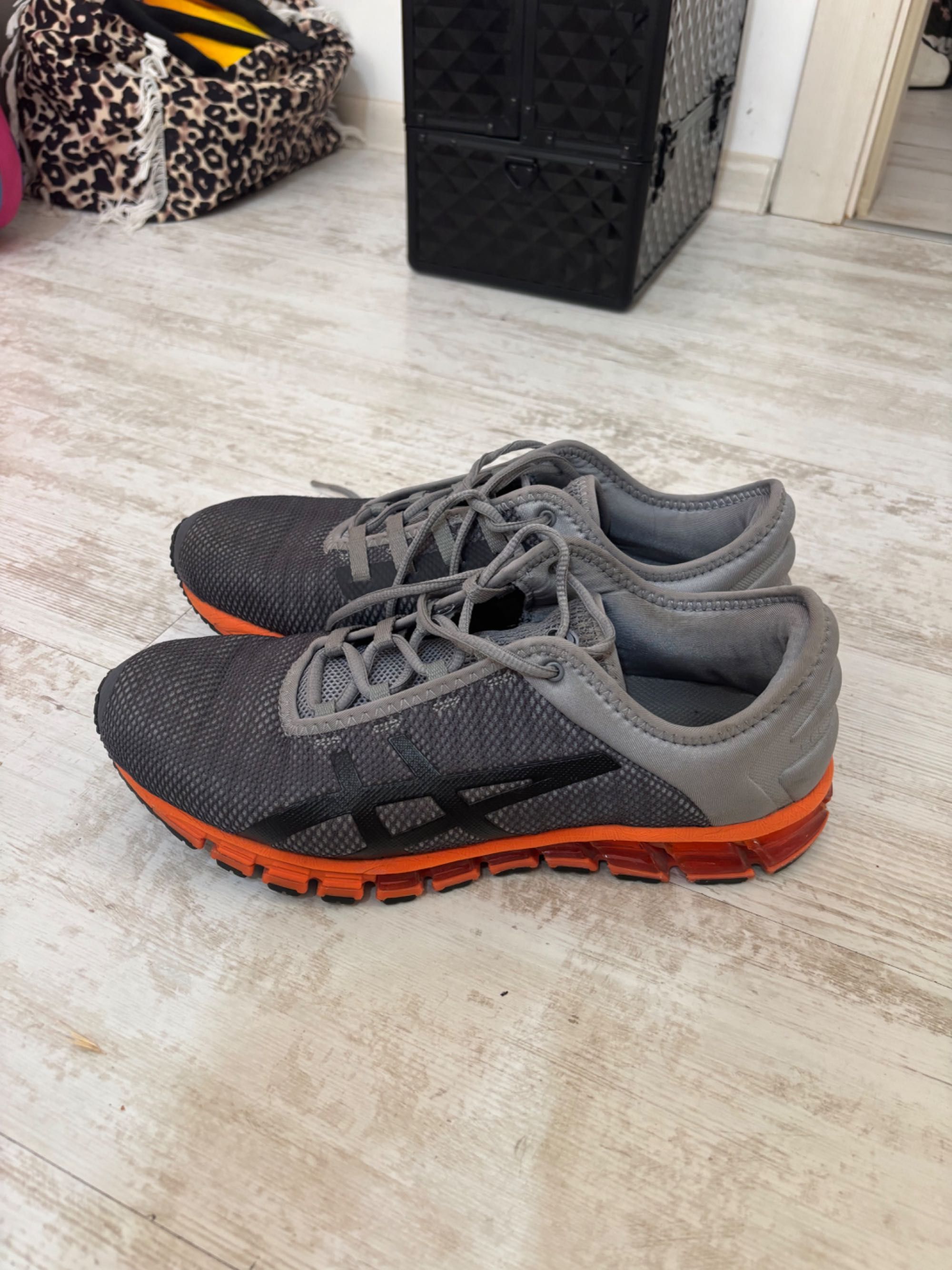Маратонки ASICS номер 44,5