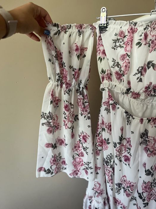 Рокля на цветя с паднали рамене