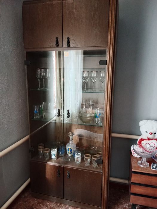 Сервант с посудой