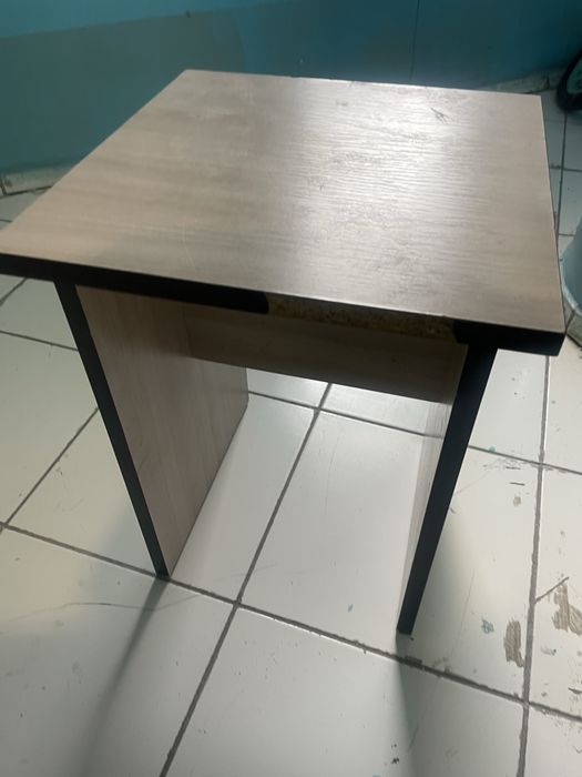 Стул деревянный.