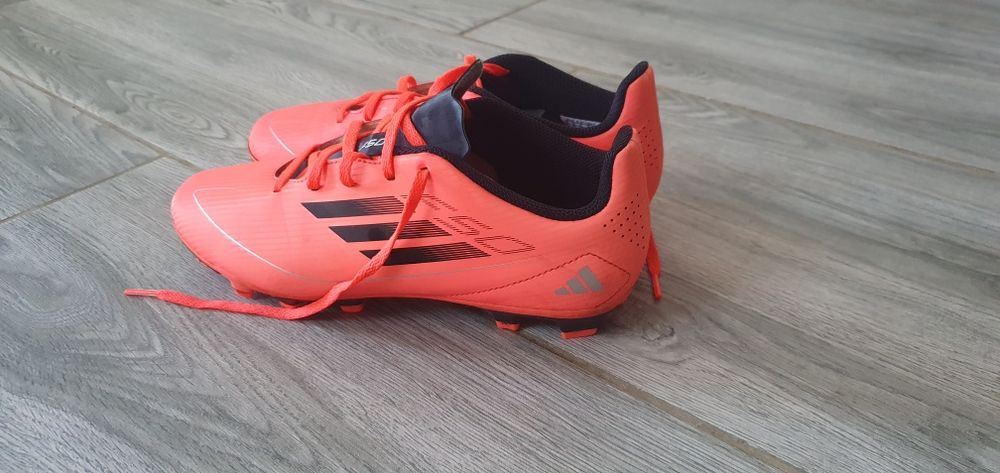 Ghete fotbal iarba F50, nr 38,5