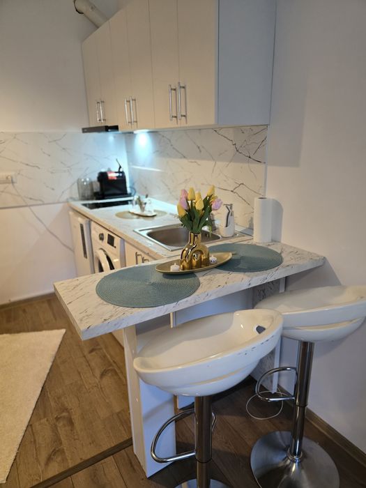 Garsoniera în micro 40 în spate la mall shopping city.