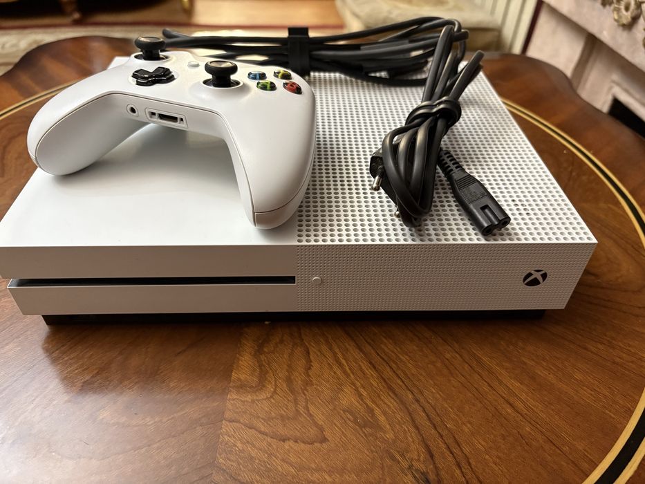 Продам Xbox One s в отличном состоянии