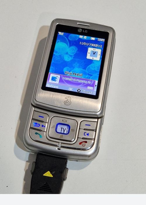Super telefon Lg cu display dublu și rotativ