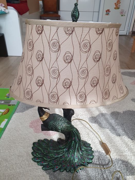 Красива декоративна нощна лампа с крушка и копче. Десен и паун.