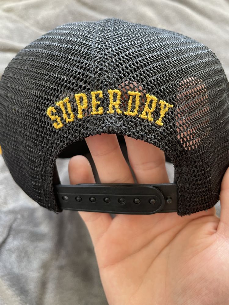 Шапка с козирка Superdry