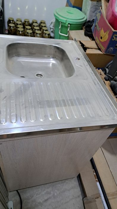 Oshxona moykasi shkaf bilan — yaxshi holatda