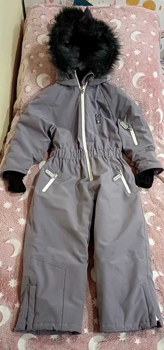 Детски снежен костюм Hop the Bunny на марката Roarsome